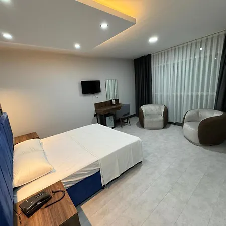 מלון דירות Trio Palace 3*